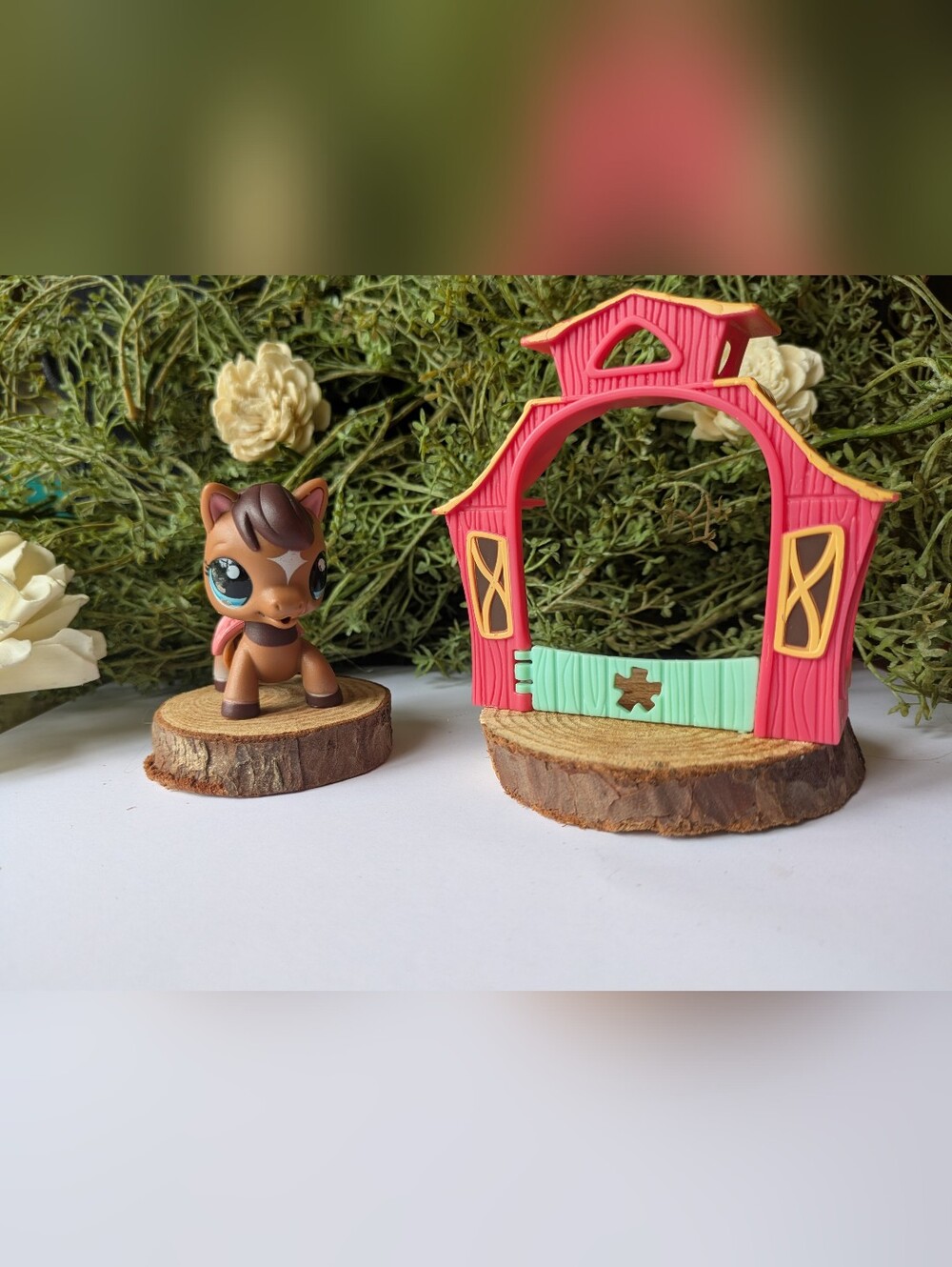 Littlest Pet Shop Walkable Horse With Barn